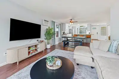 Image de Moondance - Stylish Bend Retreat, Hot Tub, Fenced Yard, Garage