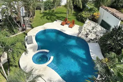 Image de Four Bedrooms and large private pool steps from Paradise Beach