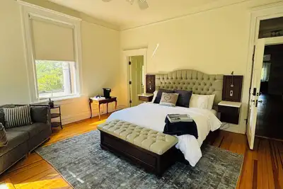 Image de Dogwood Suite- Truitt Vanderbilt - King bed with bath and bistro