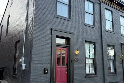Beautiful townhome just steps from Historical Downtown Madison