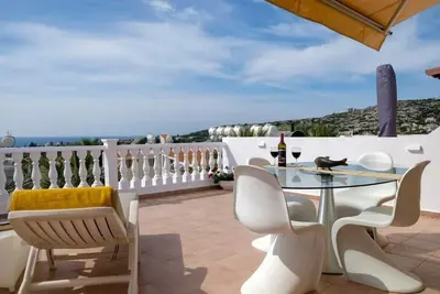 Image de A beautiful 2 bedroom apartment with sea views and hot tub.