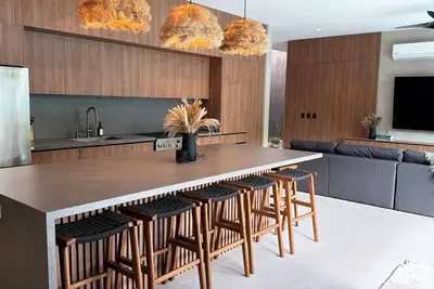 Image de Modern Oasis – Steps to the Ocean, Jungle Paradise in Your Backyard