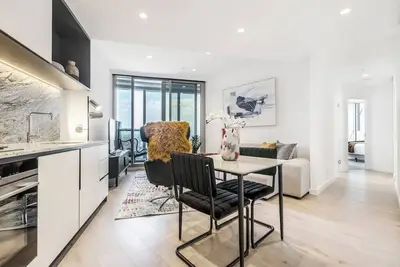 Image de West Side | Contemporary Pad in Shopping Precinct
