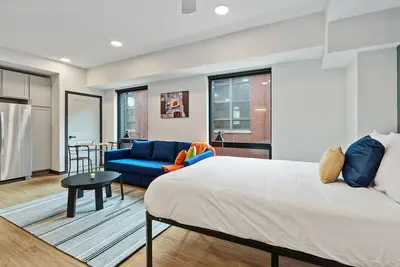 Image de CozySuites Mass w/ parking, lounge & roof deck #15