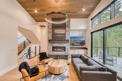 Image de Shining Creek at Alpine Meadows by Tahoe Getaways - 4 Br w Creek Views, Hot Tub & Ski Shuttle!