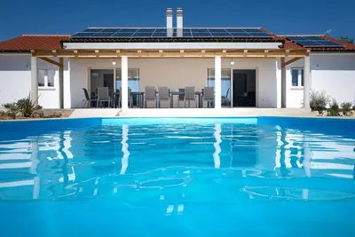 Image de Villa Cyprian by Villas Guide