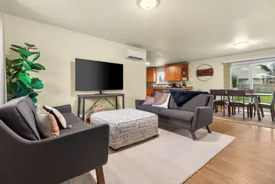 Image de Centralia home minutes to Nw Sports Hub. Modern three bedroom - primary ensuite. Two additional bedrooms with second full bathroom. Full kitchen. Fully fenced backyard with covered patio. In home laundry - full size washer/dryer. Parking - 4 cars