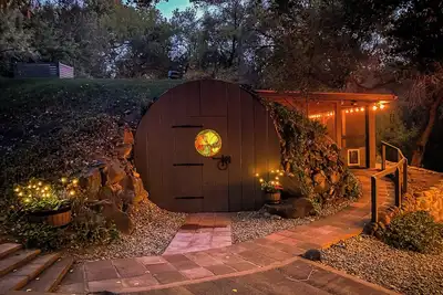 Image de Myrinn- Enchanted Hobbit Hideaway, Hot Tub & Creek