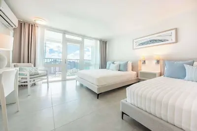 Image de 10th Floor Studio On Beach w/Parking @ Esj