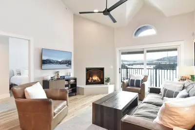 Image de Lake Forest Alpine View: Lake & Mountain Views