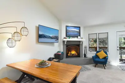 Image de Windwood Bluebird Townhome - Walk to Town, Close to Everything!