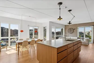 Luxury Apt with Harbor Views 2