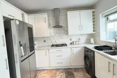 Image de Comfort Meets Convenience: Spacious 3-Bed Apartment Steps from Shops & Transport