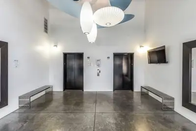 Image de Wonderful, urban 2-bedroom loft with chef style kitchen in vibrant Dallas