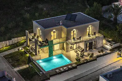 Villa Lav Lux – Elegant Residence with Heated Pool