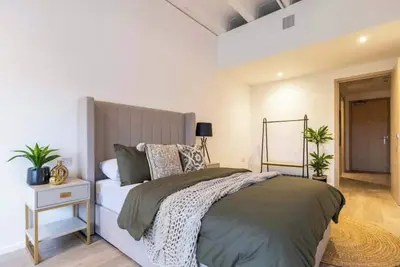 Image de Station Noir | Stylish 1-Bed in Central Mk