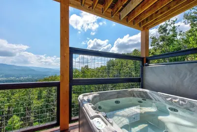 Image de Modern 3bd Cabin w/ Mtn Views! Hot Tub + Near Town