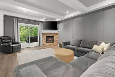 Image de Family Condo for 6 | 10 Minutes to Blue Mountain!