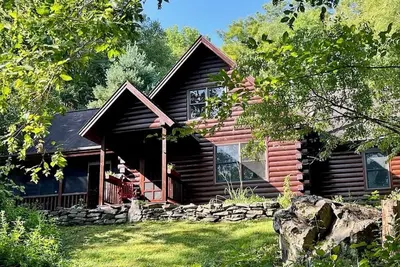Image de Perfect Vermont Log Cabin - Footsteps from the famous Battenkill River!