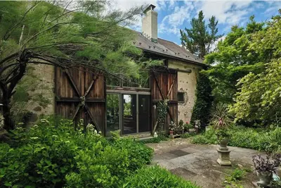 Image de Modern Design Close to the City, Far from Reality