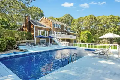 Image de Custom built, in an extremely convenient location, very close to the. . .