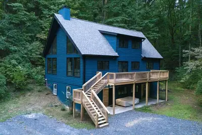 Image de 2 Cabins, Walk 2 Helen, Air Hockey, Theater for 40