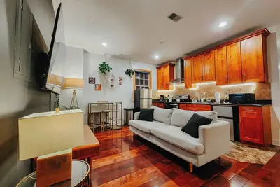 Image de Central / King Bed / 4 En-Suite Bathrooms / 65\" Tv