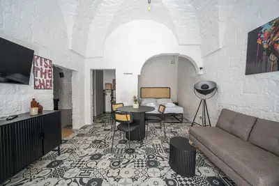 Image de Loft Informale Ostuni est un charmant deux-pièces situé dans le quartier du XIXe siècle d’Ostuni, à seulement 700 mètres de la célèbre Piazza della Libertà. Un refuge raffiné et soigné dans les moindres détails, idéal pour ceux qui recherch