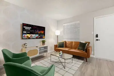 Image de Central and Cozy condo close to Downtown and University