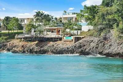 Image de Gorgeous Beach House Perched Right Over the Ocean