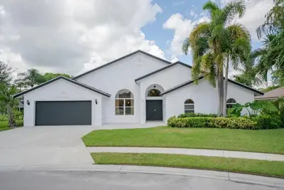 Image de Superbe oasis au bord de l'eau allie le luxe Modène a la sérénité tropicale.