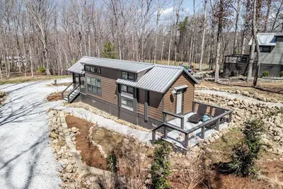 Image de Cozy and quiet lake & mountain tiny home retreat. Fire pit + pet friendly!