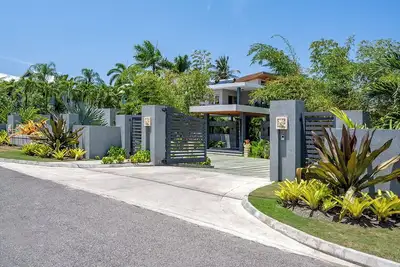 Image de A villa where nature's beauty harmoniously meets the comforts of modern living