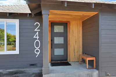 Image de Moxie Nixon Campus House - Walk to Uo Campus + Downtown & Parks + 3br w/ Bbq