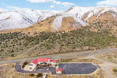 Image de Unwind in this stylish, newly renovated 1-bedroom suite near Topaz Lake.