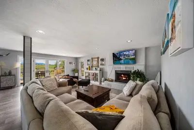 Charming Farmhouse with Mountain Views!