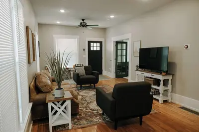 Image de Nearby Wichita's Best! In Home W&D + Fenced Yard.