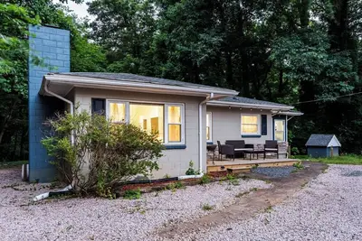 Central Pet-Friendly 2br with Large Private Yard