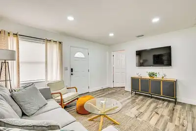 Image de 1 Mi to Busch Gardens: Modern Home w/ Private Yard