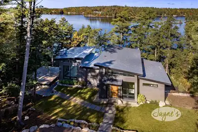 Image de 5 bedroom 5 bath Brand New Build on Lake Joseph