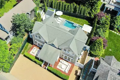 Image de Luxury Living in Downtown Edgartown w/ Heated Pool