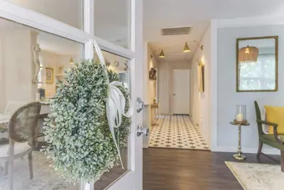 Image de The Disco Mermaid, a newly renovated retro cottage in downtown Ocean Springs.