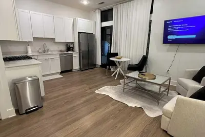 Image de Downtown Loft Walkable Regions Field, Resturaunts