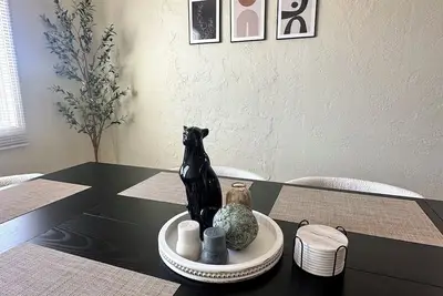 Image de Stylish home, near Unm, Downtown, Old Town & Nob Hill