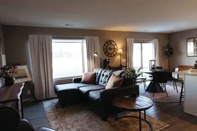 Image de Stylish W. Omaha House. Shopping. King Suite.