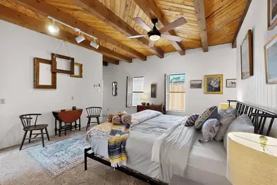 Image de 3 King Beds+Hot Tub+Walkers Paradise+Gated Parking+Instant Hot+Refrigerated Air