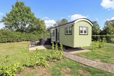 Image de Snowdrop, romantic, with hot tub in Waltham