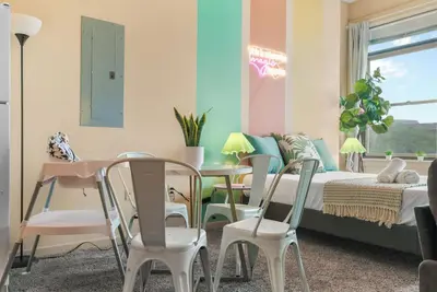 Image de Retro Loft • King Bed • 2TVs • Gym • Sauna • Parking