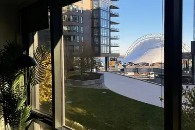 Image de 2-bedroom apartment in enchanting seaport boston