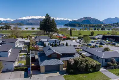 Image de Central Wanaka Family Friendly Home - 5 minute walk to Lake & Town, 5 Bedroom